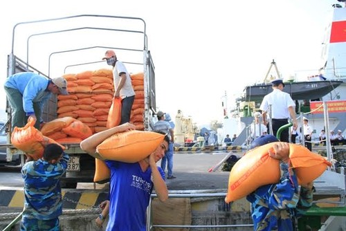 Plus de 400 tonnes de marchandises transportées vers Truong Sa - ảnh 2